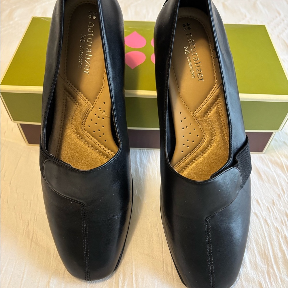 Naturalizer Black Loafers with Sleek Design